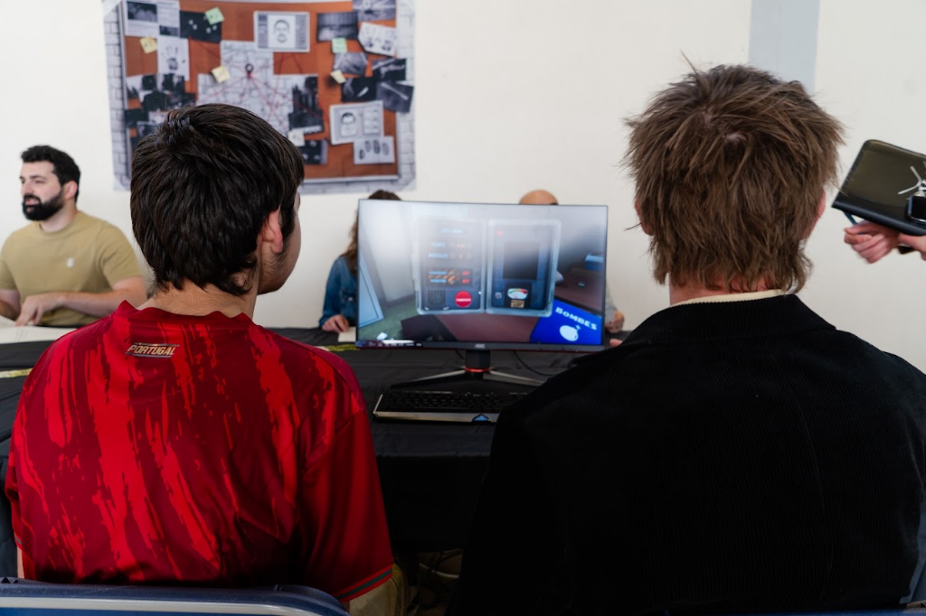 Deux participants jouant à un jeu de désamorçage sur ordinateur