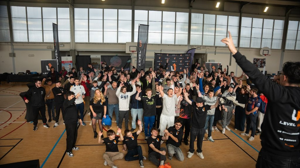 Photo de groupe de tous les participants de LEVEL UP 2025 dans une salle de sport