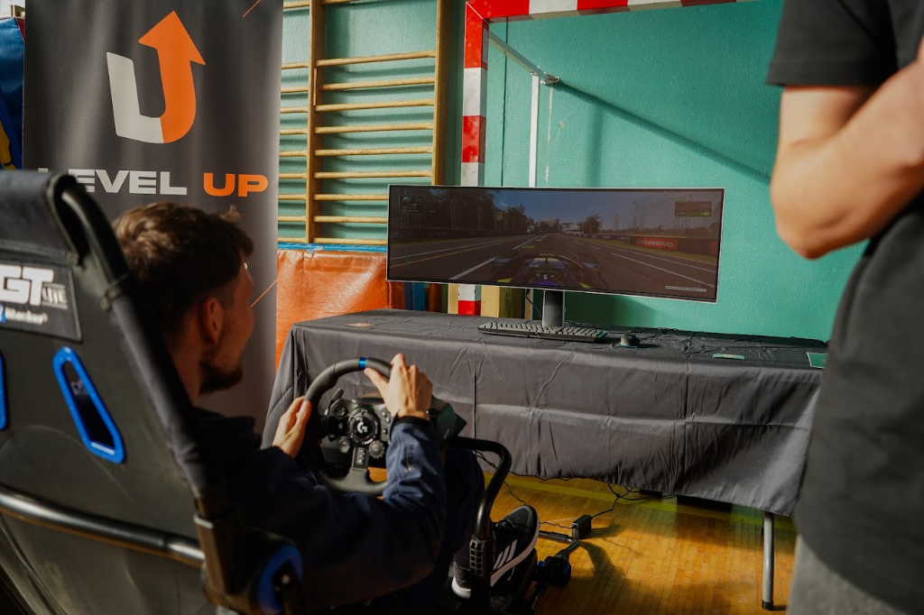 Jeune au simulateur de course F1 avec écran incurvé