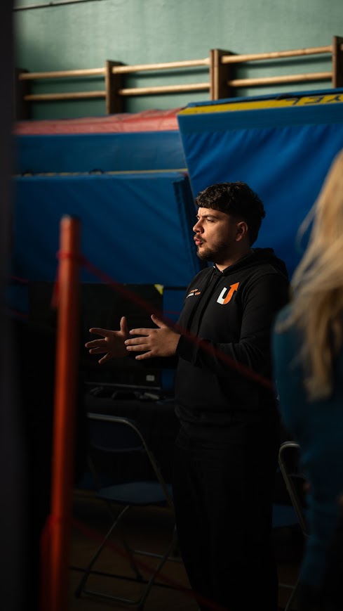 Un jeune participant s'exprime avec passion lors d'un temps fort de LEVEL UP.