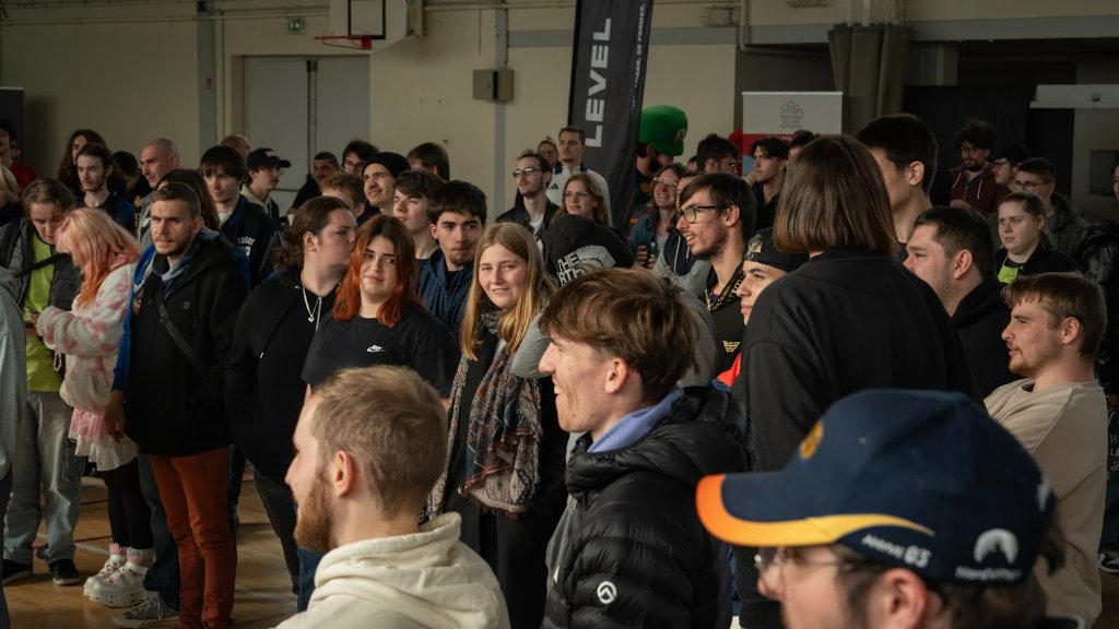 Groupe de jeunes participants rassemblés dans la salle lors de l'événement