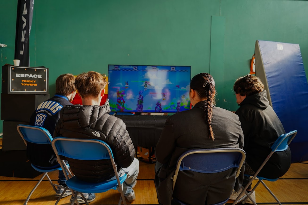 Quatre participants assis devant un écran jouant à Tricky Towers