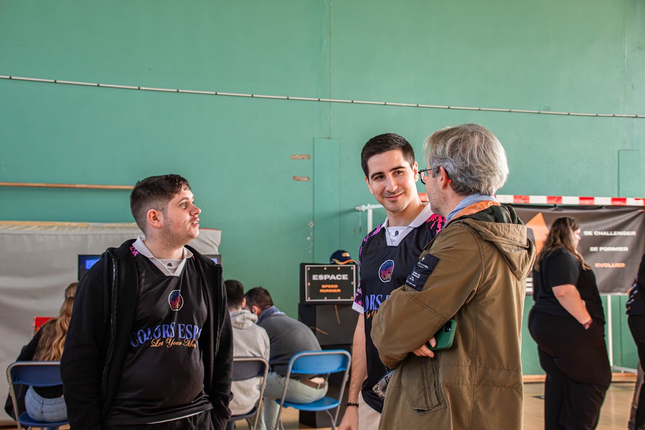 Deux jeunes hommes discutent avec un professionnel lors d'un échange informel à LEVEL UP.