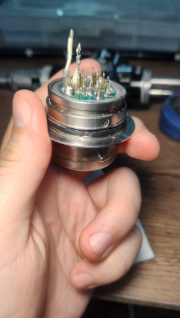 Conector con pines de precisión