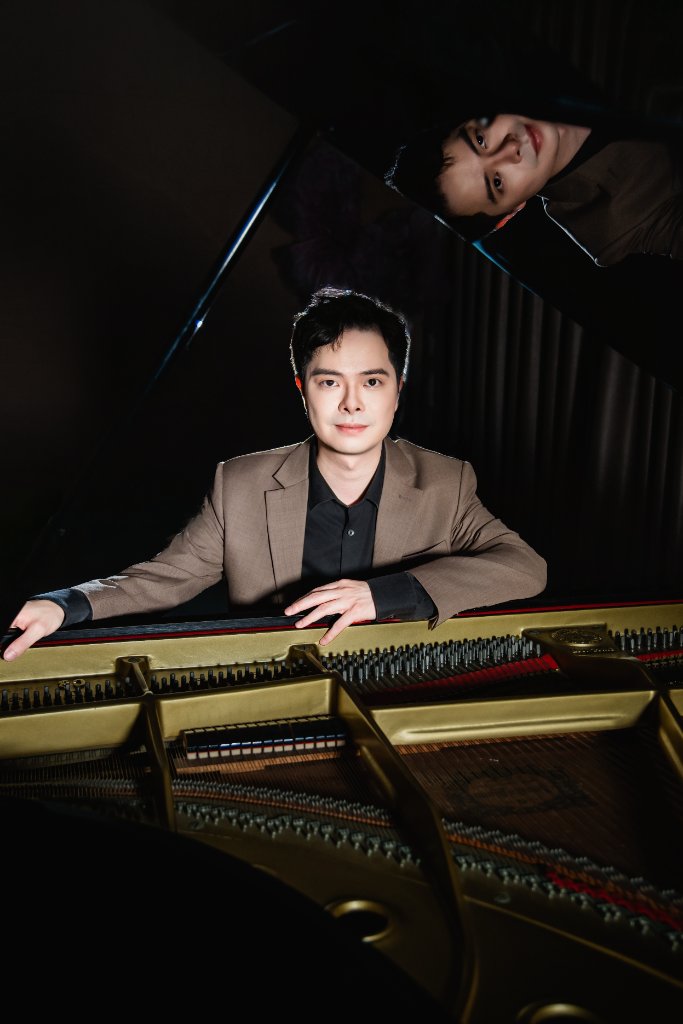Alexander Lau — studio portrait at grand piano