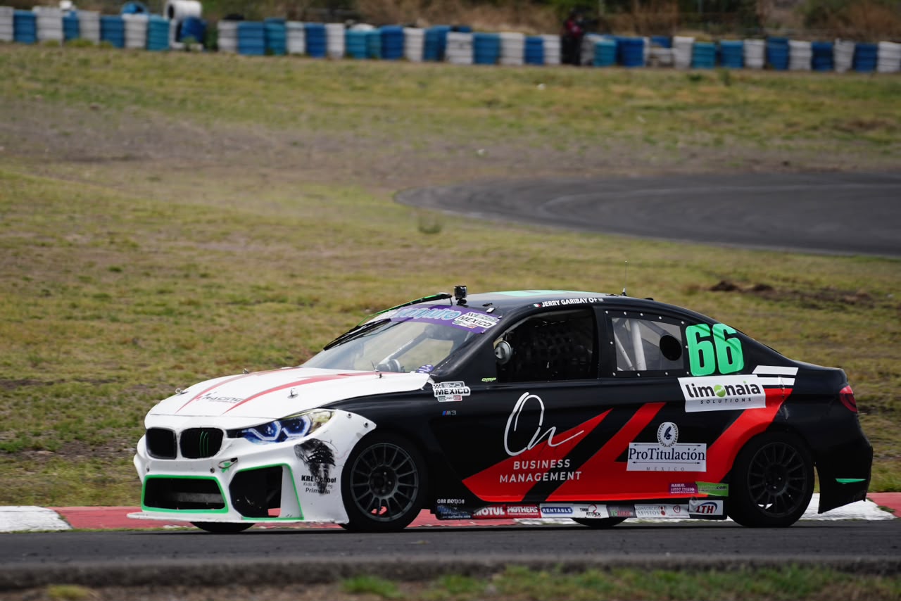 Piloto con casco y bandera mexicana