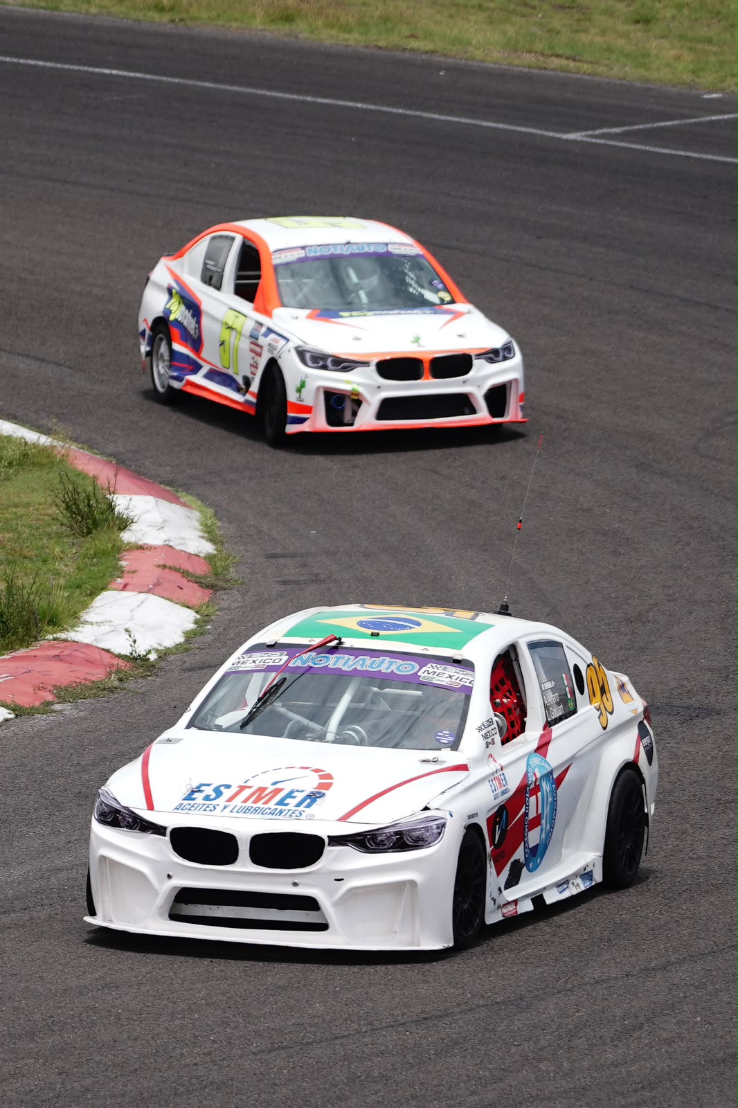 Dos autos en curva