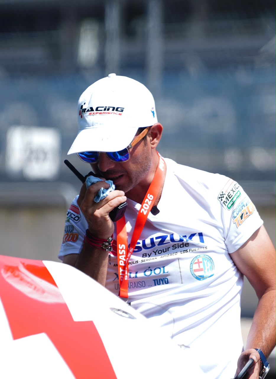 Director con radio en paddock