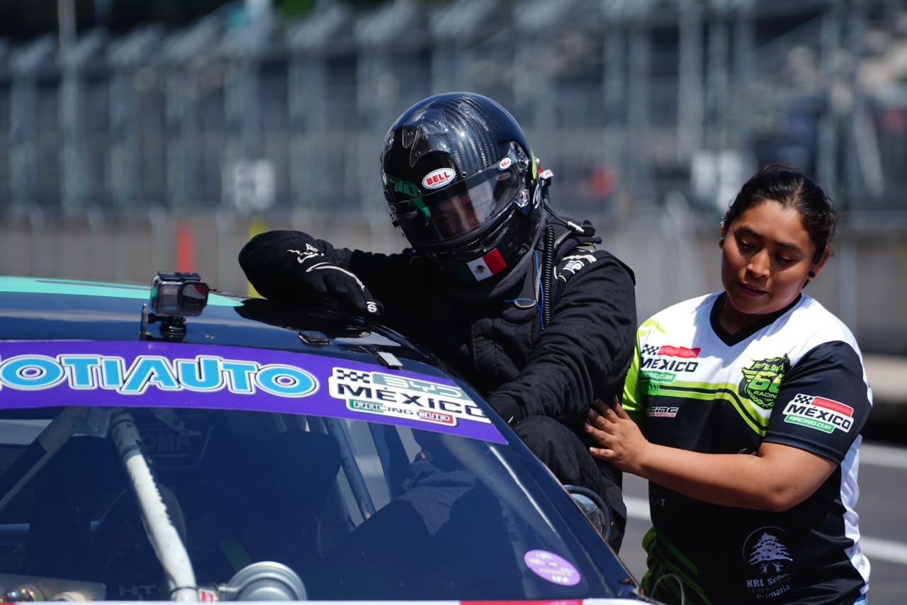 Piloto en auto con escudería