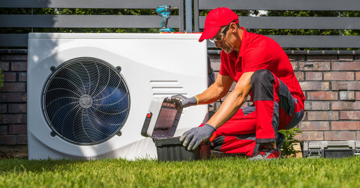 Techniker wartet eine Wärmepumpe