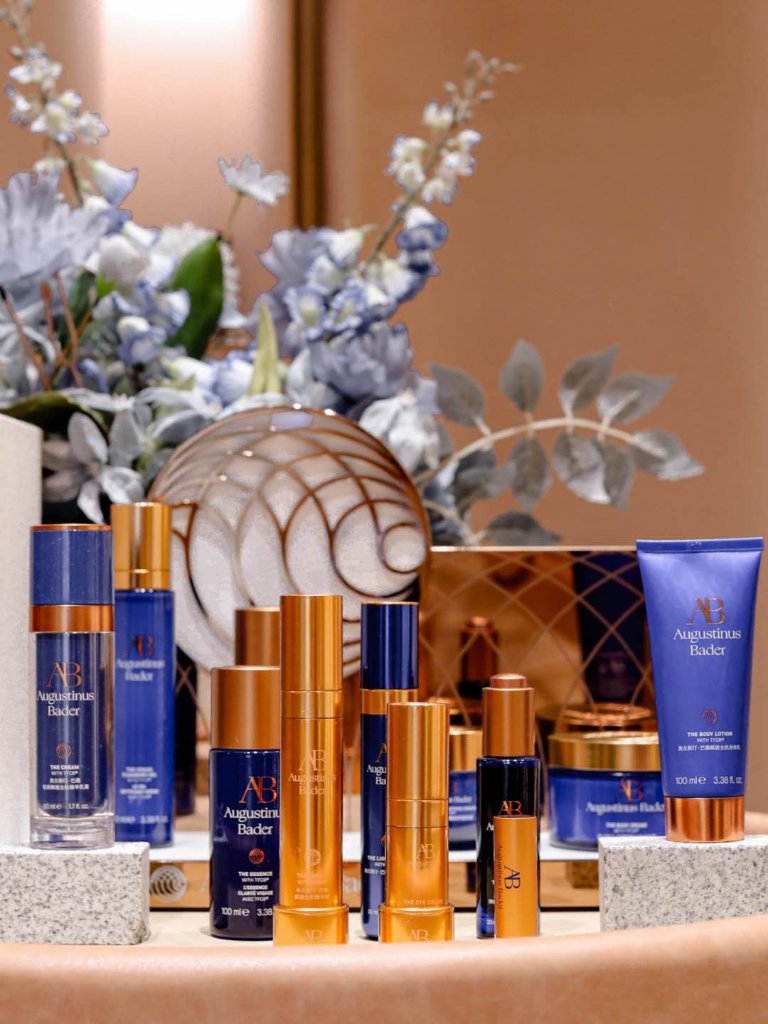 The EViDenS de Beaute display