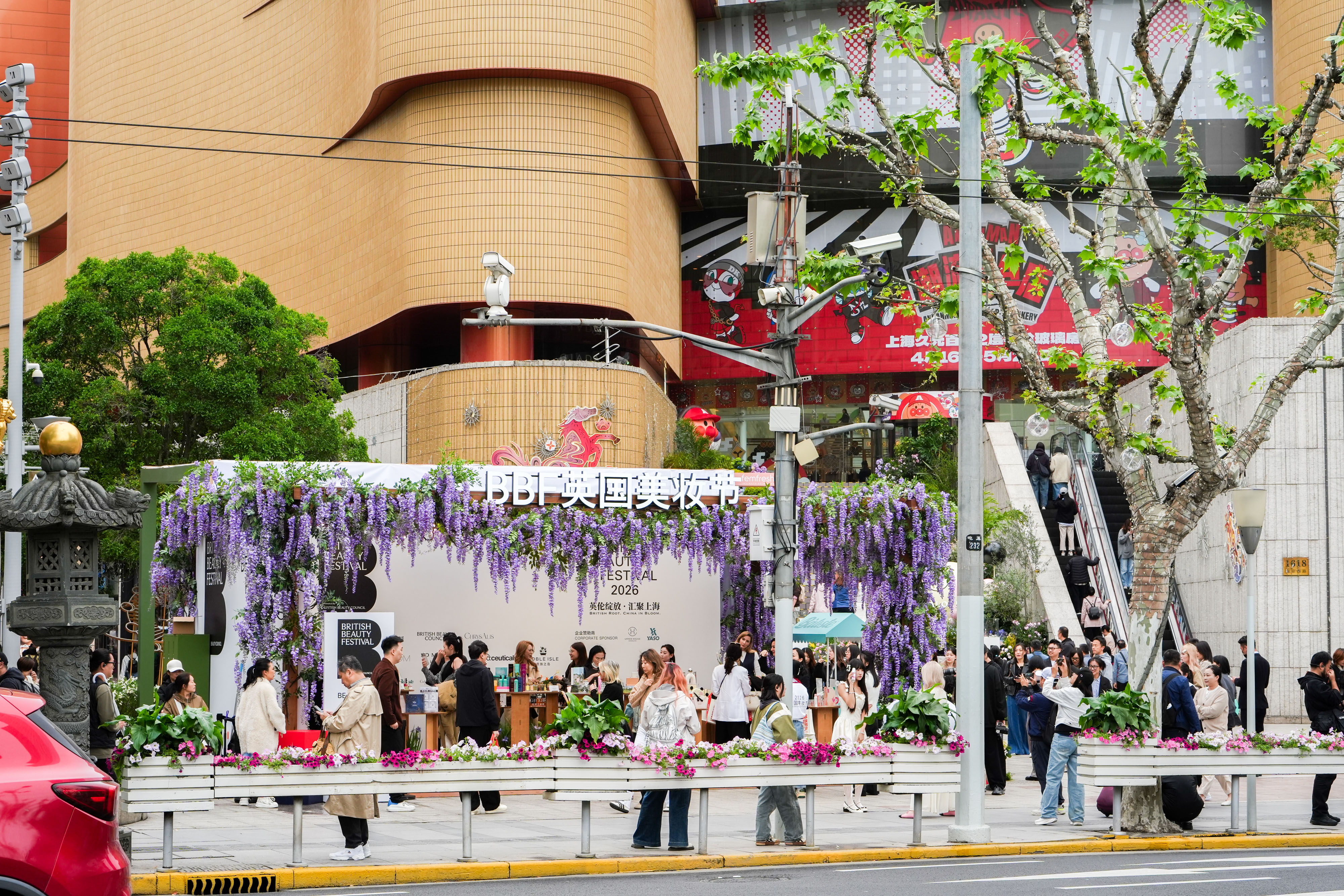 The pop-up seen from the street, opposite Jing An Temple.