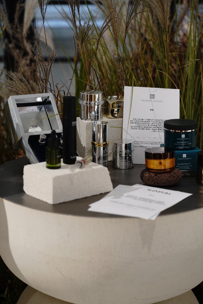 TEMPLESPA and Sepai on the plinth