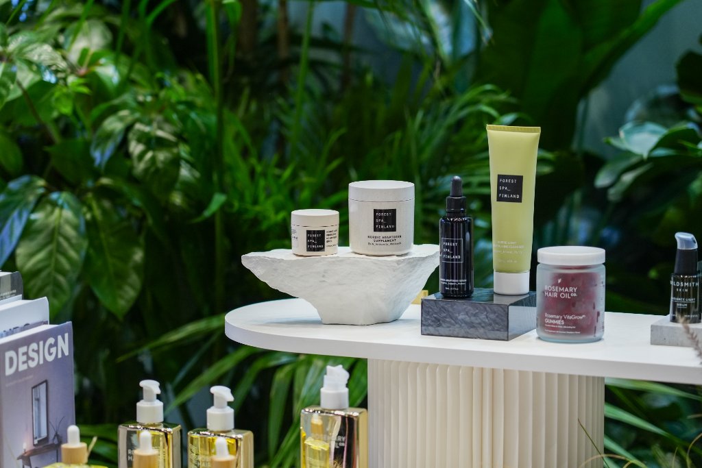 展台上的 Forest Spa Finland 与 Rosemary Hair Oil Co