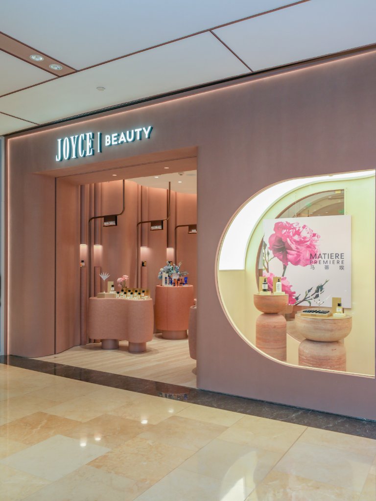 Curved shelving for fragrance and lifestyle