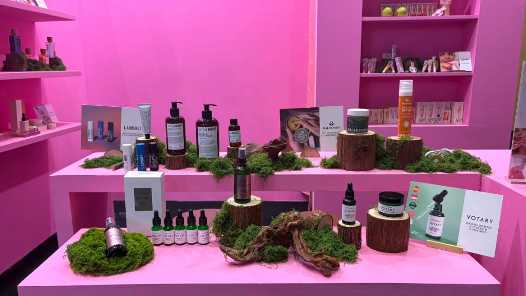 展台上的护肤与身体护理陈列
