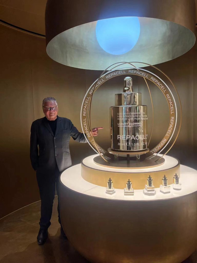 The Repacell founder at the capsule installation