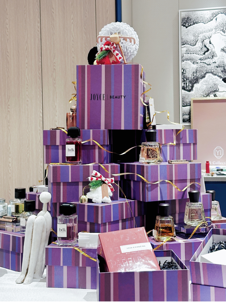 The gifting offer and market signage