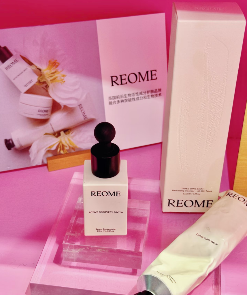 展台上的 REOME 护肤品