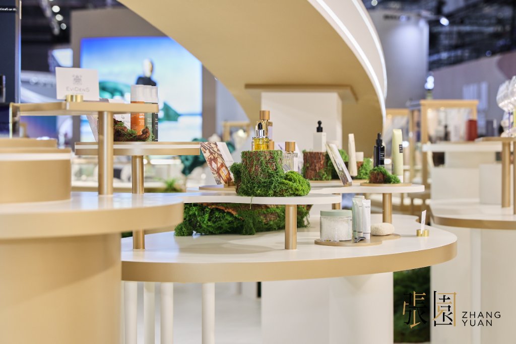 以苔藓与树皮点缀的层叠展台