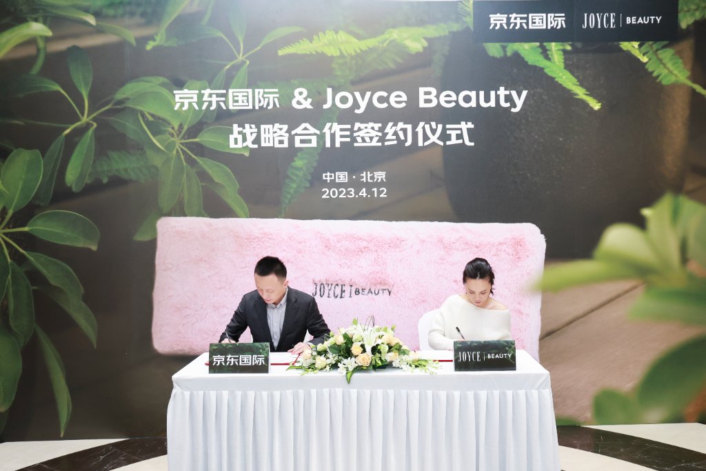 Signing the strategic partnership agreement in Beijing