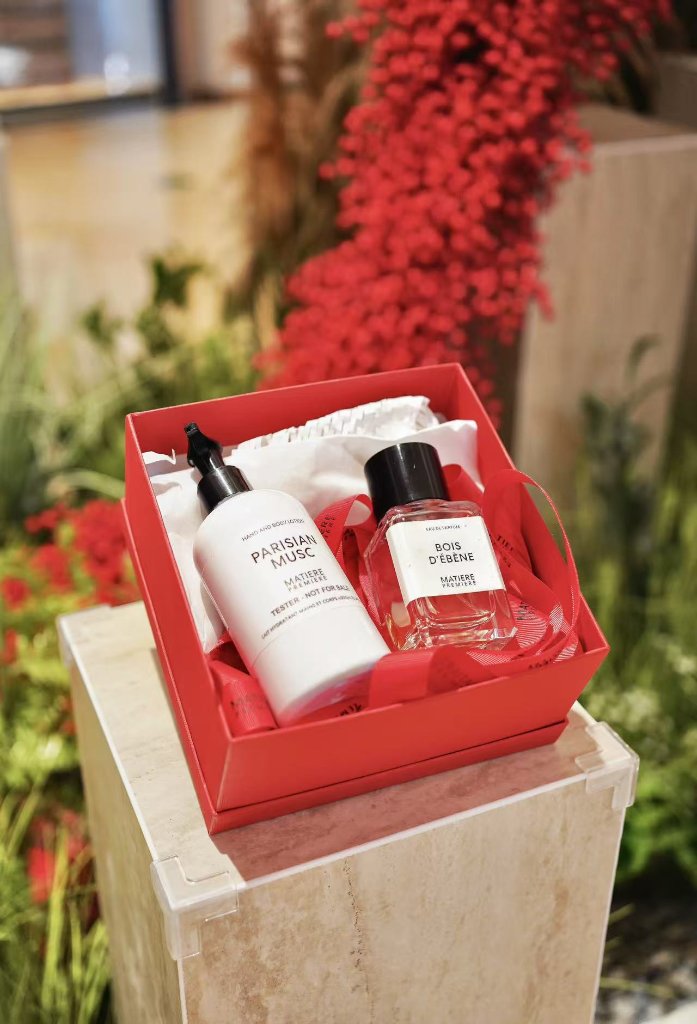 A gift set presented beside the installation