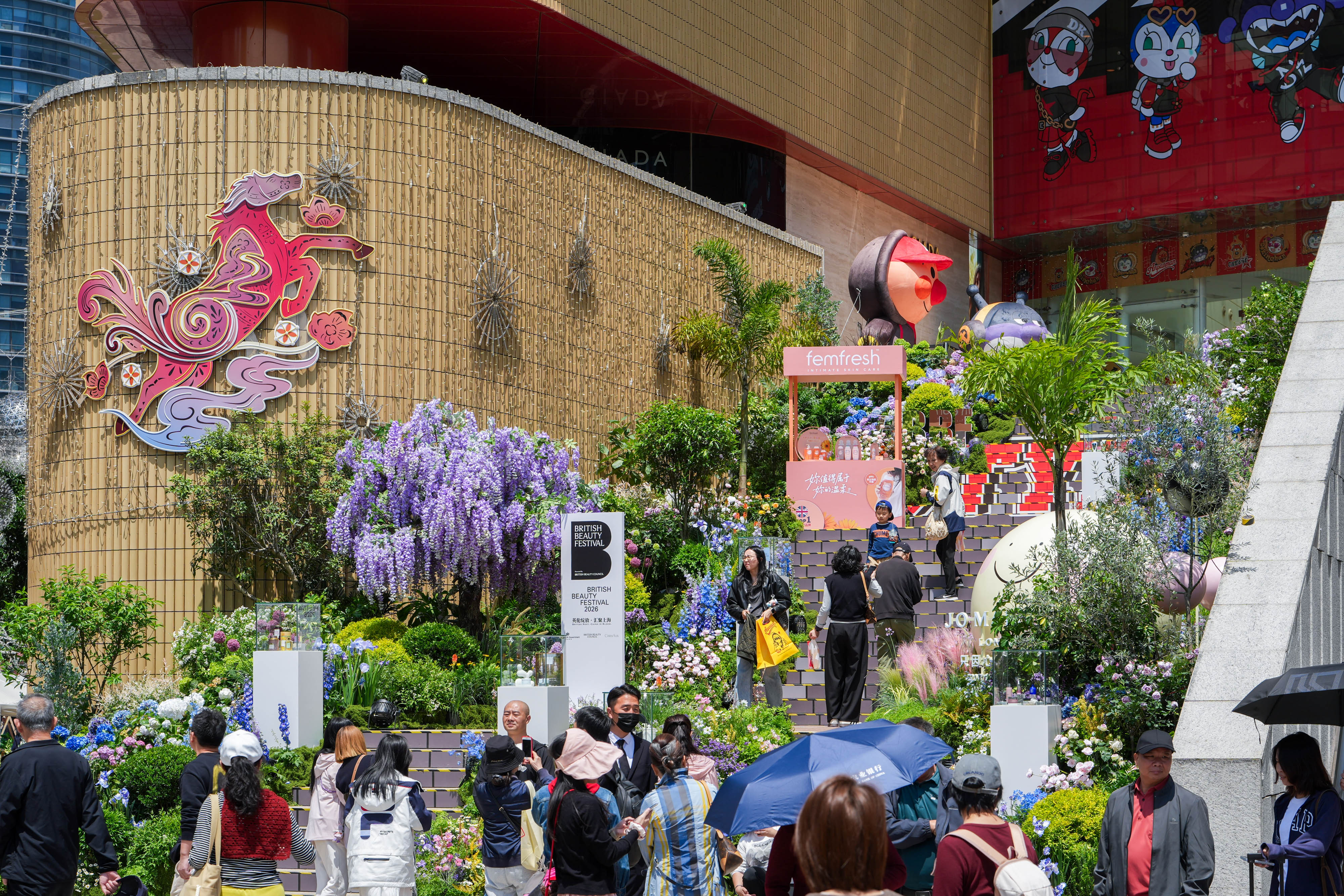 Shoppers gathering on the flowered steps at Jing An Kerry Centre.