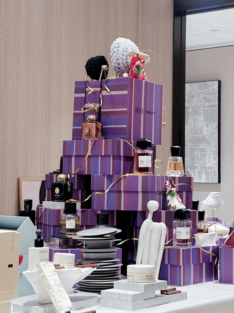 A Maison de LAsie discovery set, open on the display