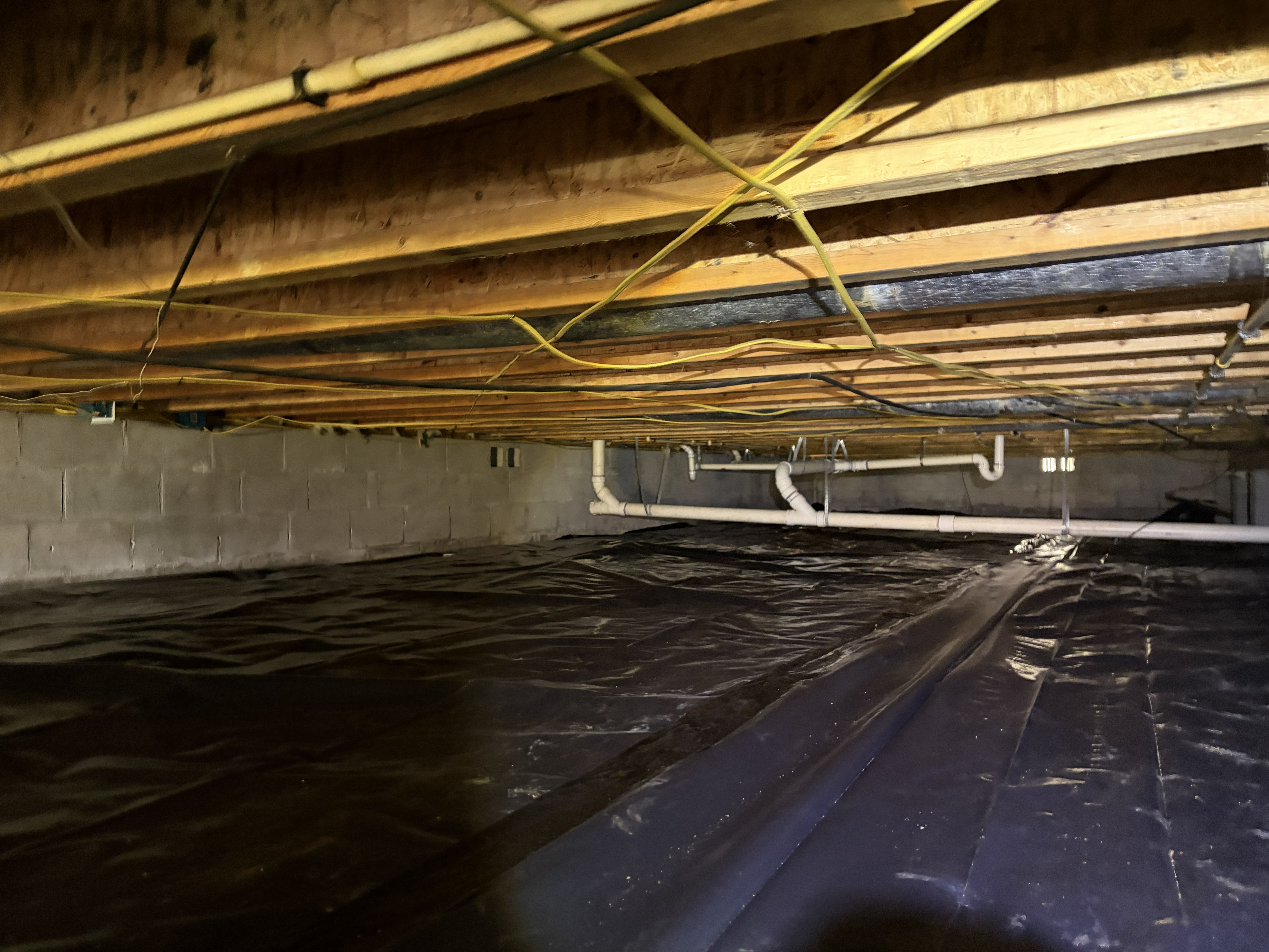 Sealed crawl space with a vapor barrier wrapping the foundation walls and floor in a Murfreesboro, TN home