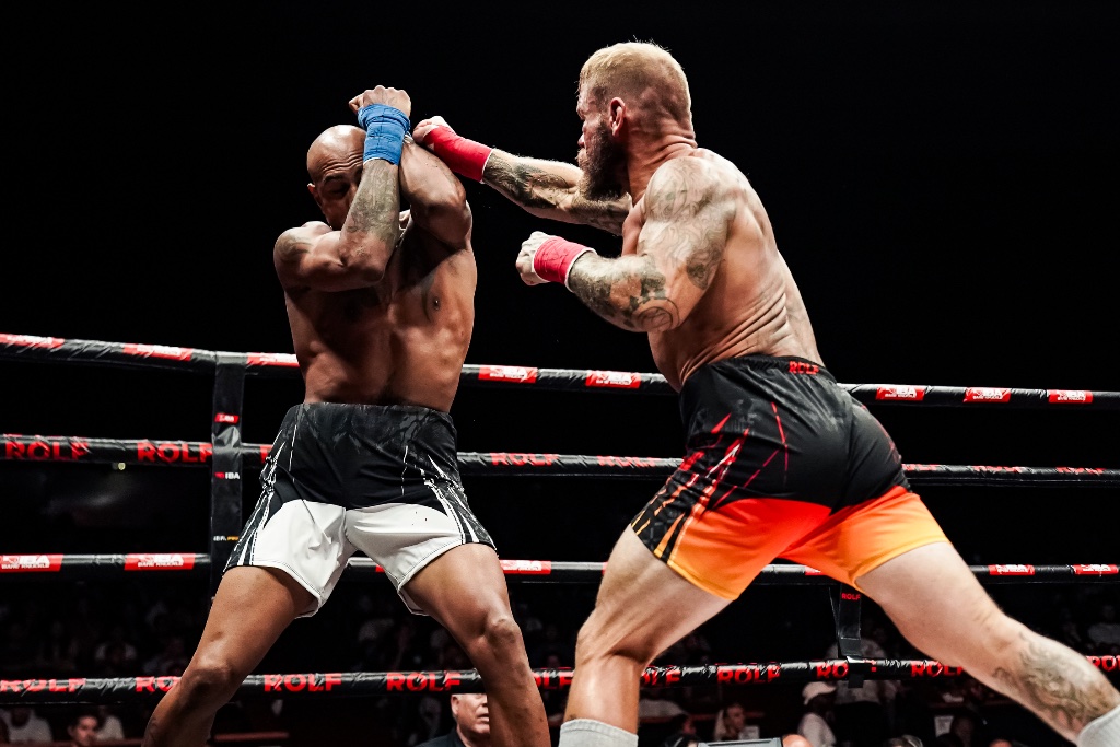 Mid-action exchange — IBA Bare Knuckle Miami