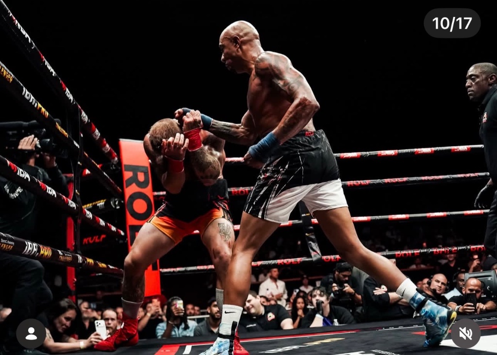 Throwing a punch — bare knuckle action