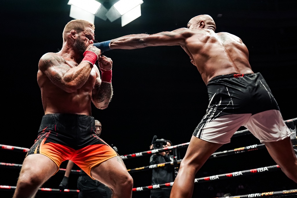 Straight right connects — IBA Bare Knuckle Miami