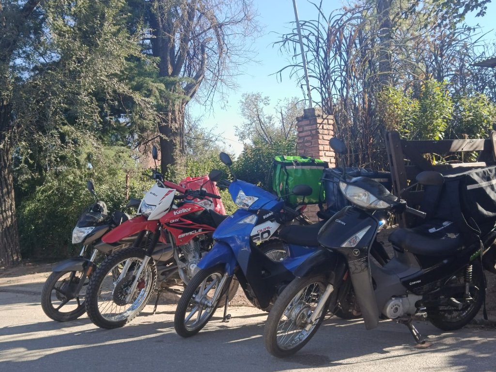 La flota del valle: cada moto, una entrega a tiempo.