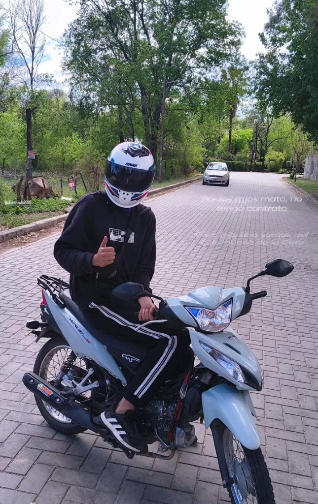 Gastón, listo para salir a rider con la Honda Wave. 🏍️
