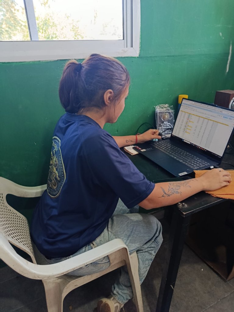 Jaz (Jazmín) detrás de bambalinas: gestión y logística para que todo llegue.