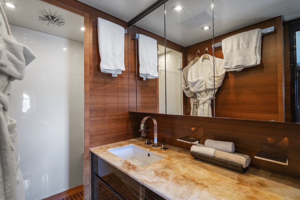 Salle de bains master en onyx