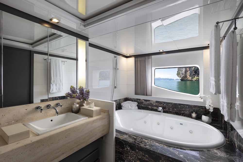 Salle de bains master avec baignoire jacuzzi