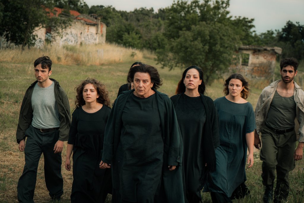 «ΑΗ ΛΑΟΣ» — Ένα ρέκβιεμ που περίμενε 43 χρόνια για να ανέβει στη σκηνή