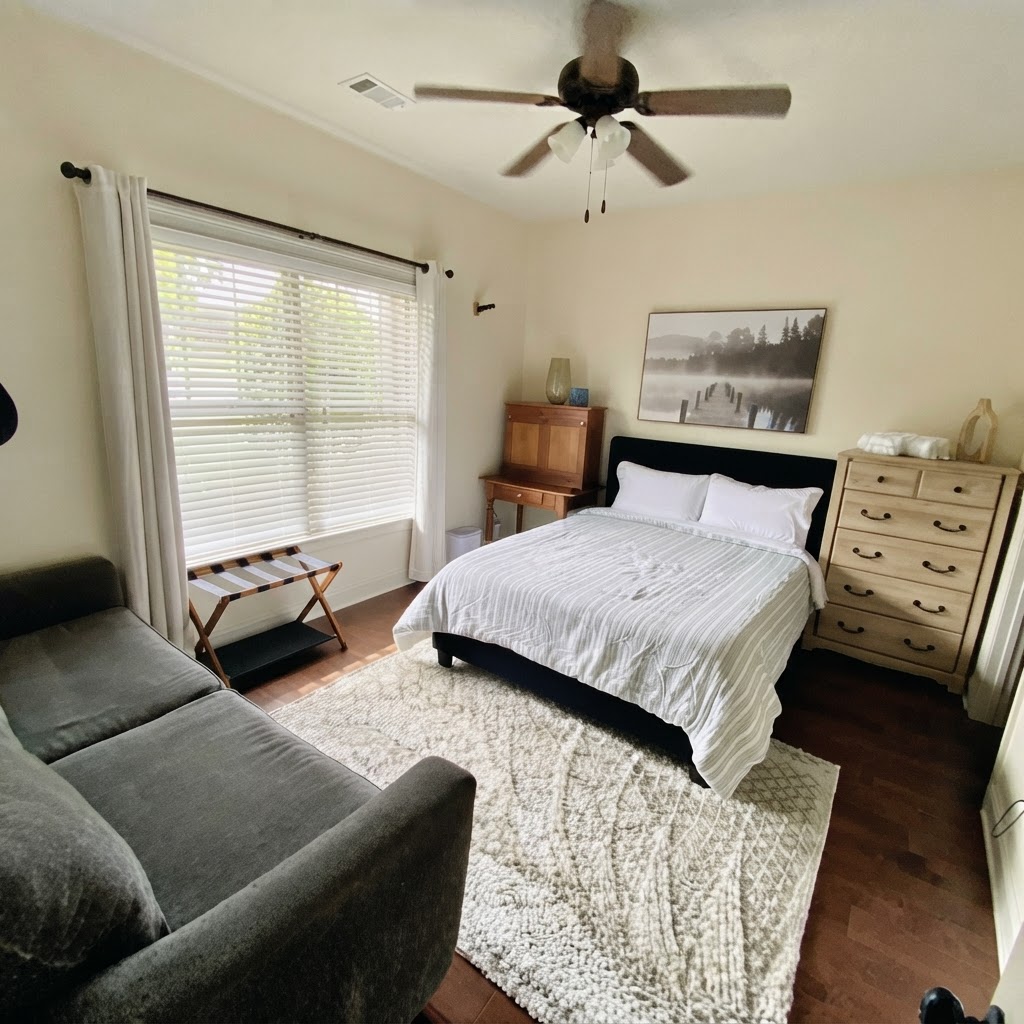 Downstairs queen bedroom