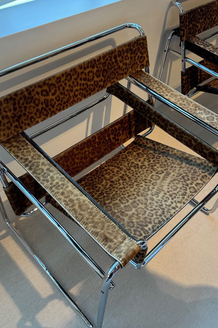 Fauteuil design type Wassily au cuir imprimé léopard sur structure chrome poli