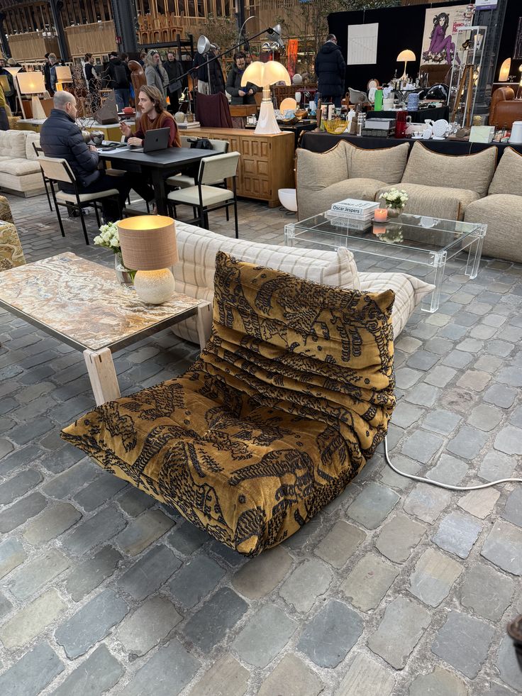 Parquet point de Hongrie dans un appartement haussmannien parisien, photographié avant une location Airbnb pour constituer un inventaire documenté