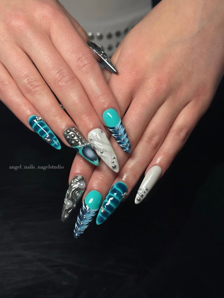 Türkis-silbernes Strass Nageldesign