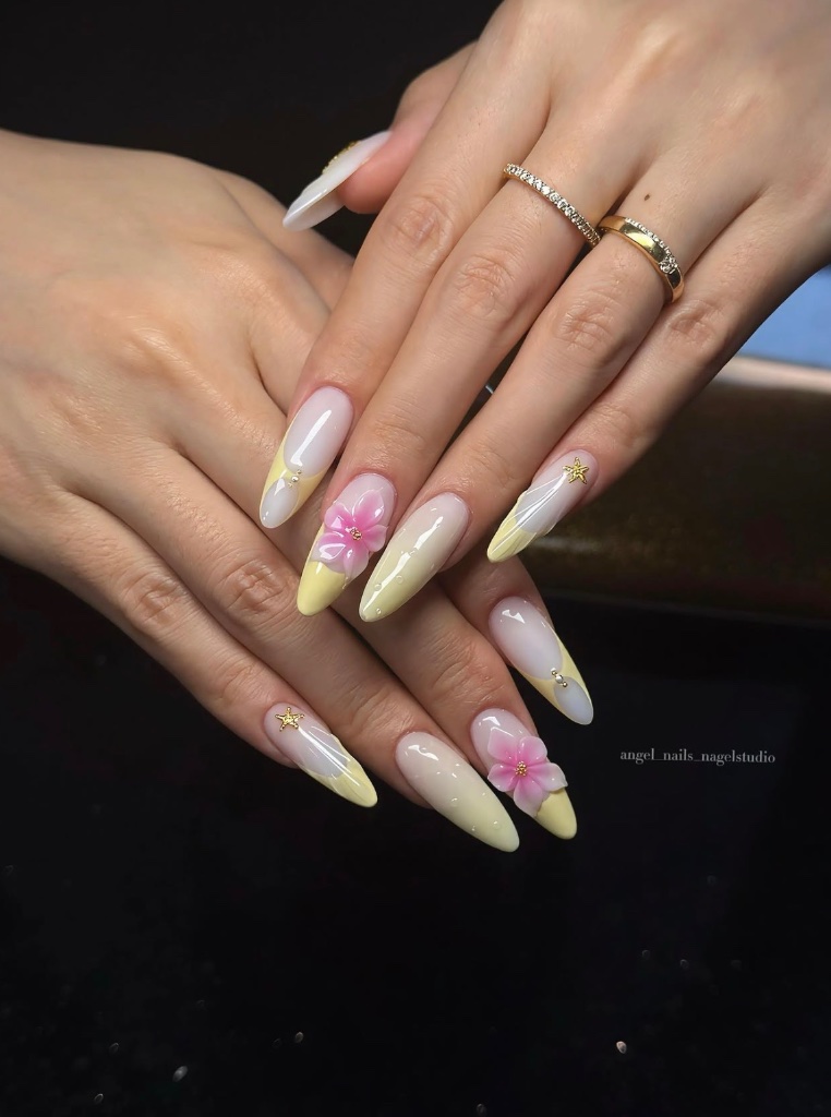 Gelb-rosa Blüten Nageldesign