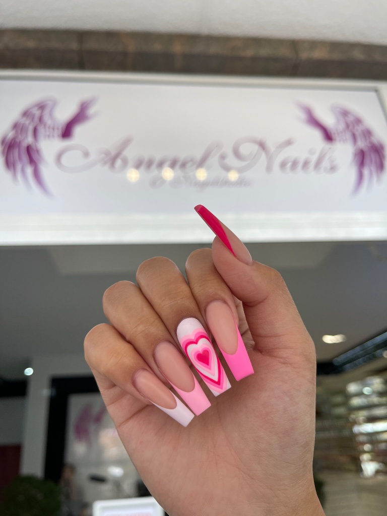 Pinkes Herz Nageldesign im Studio