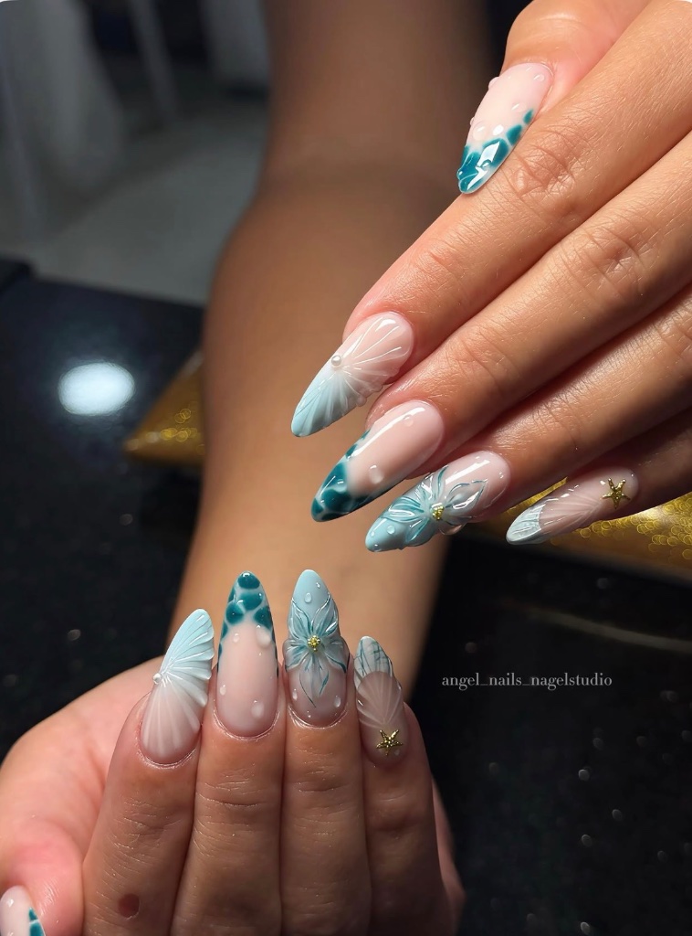 Türkis-weißes 3D Nageldesign