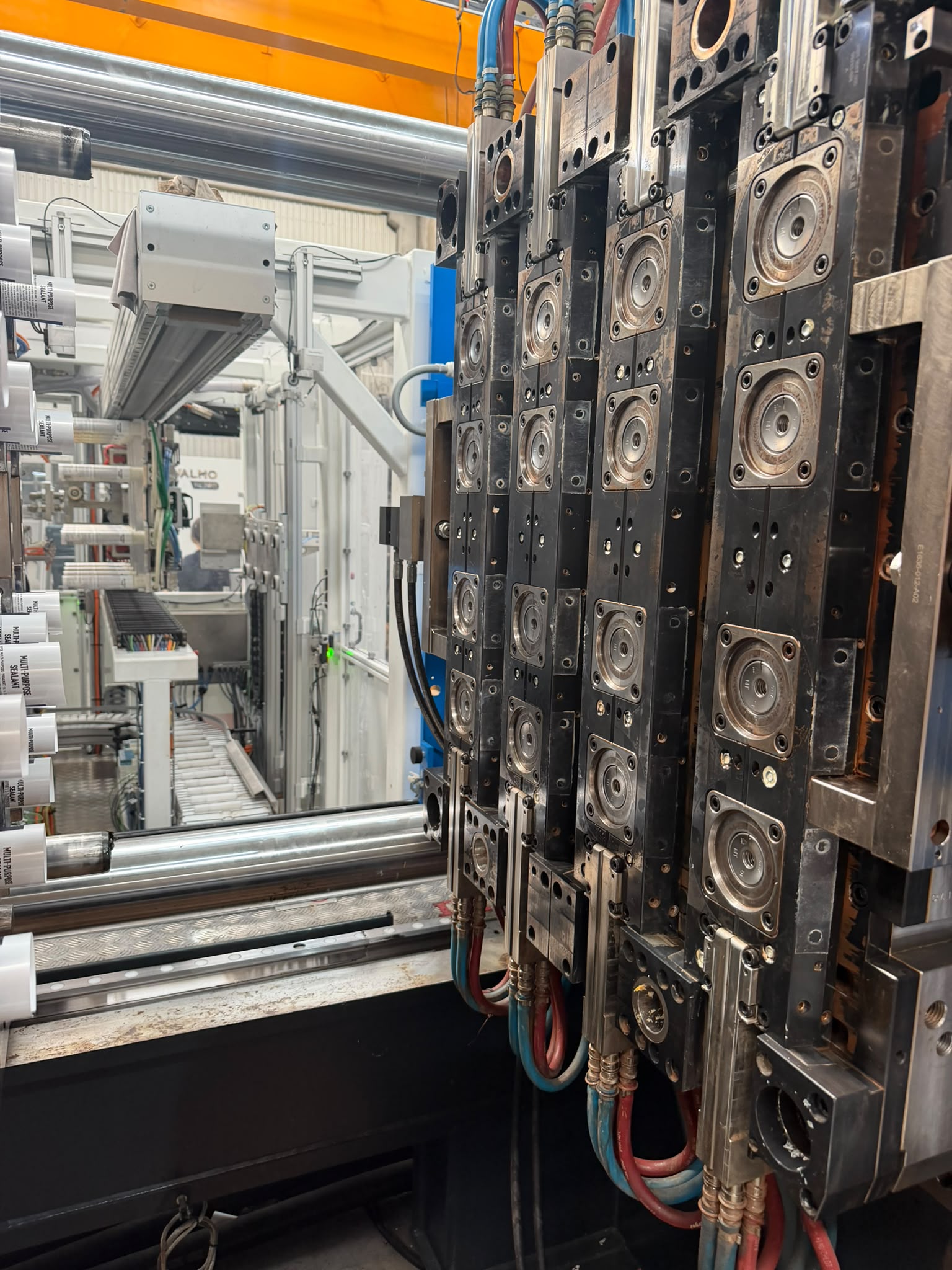 High-precision multi-cavity injection molding tooling for caulking cartridges