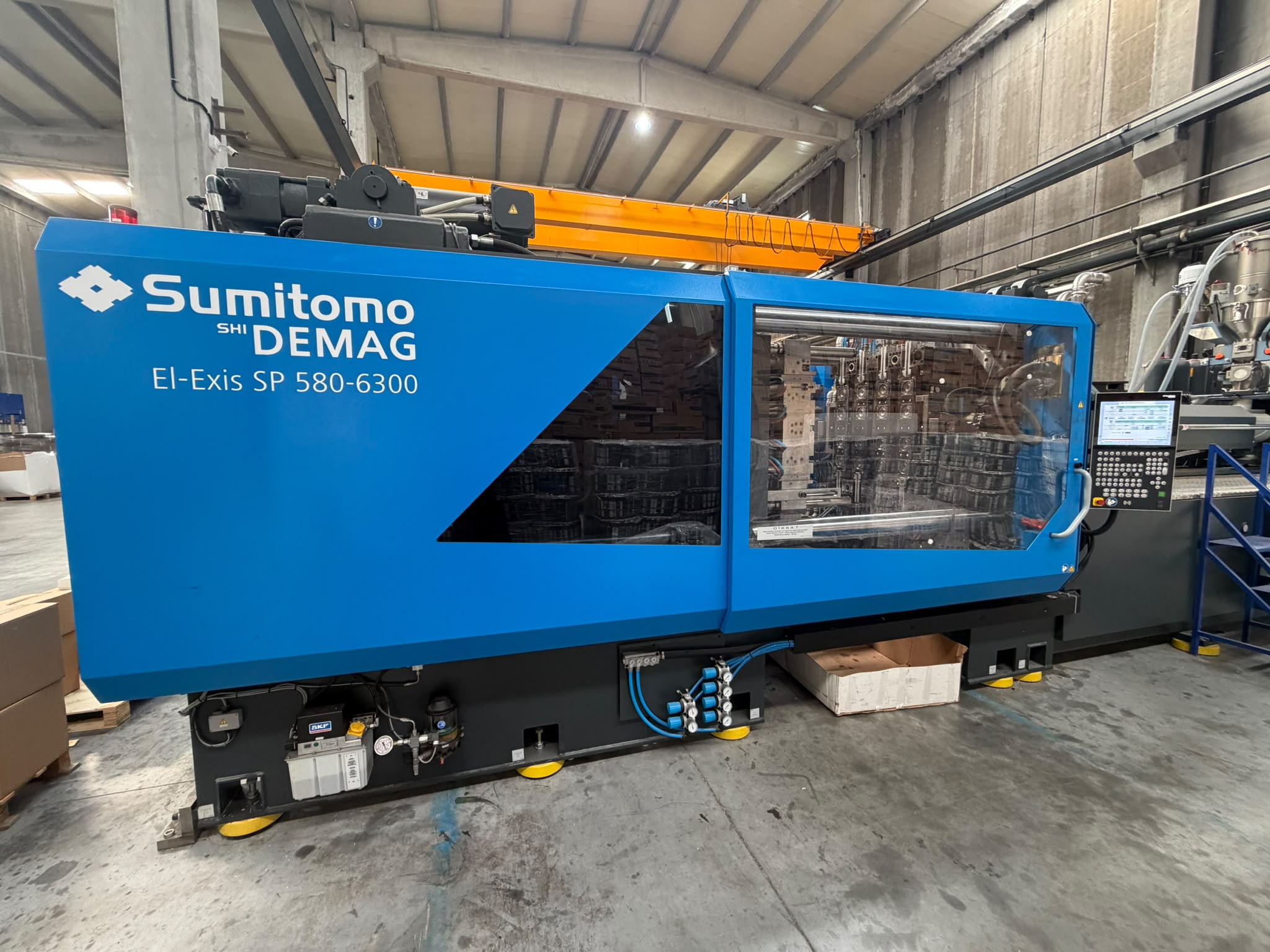 Sumitomo SHI Demag El-Exis SP 580-6300 injection molding machine at AcryChem manufacturing facility
