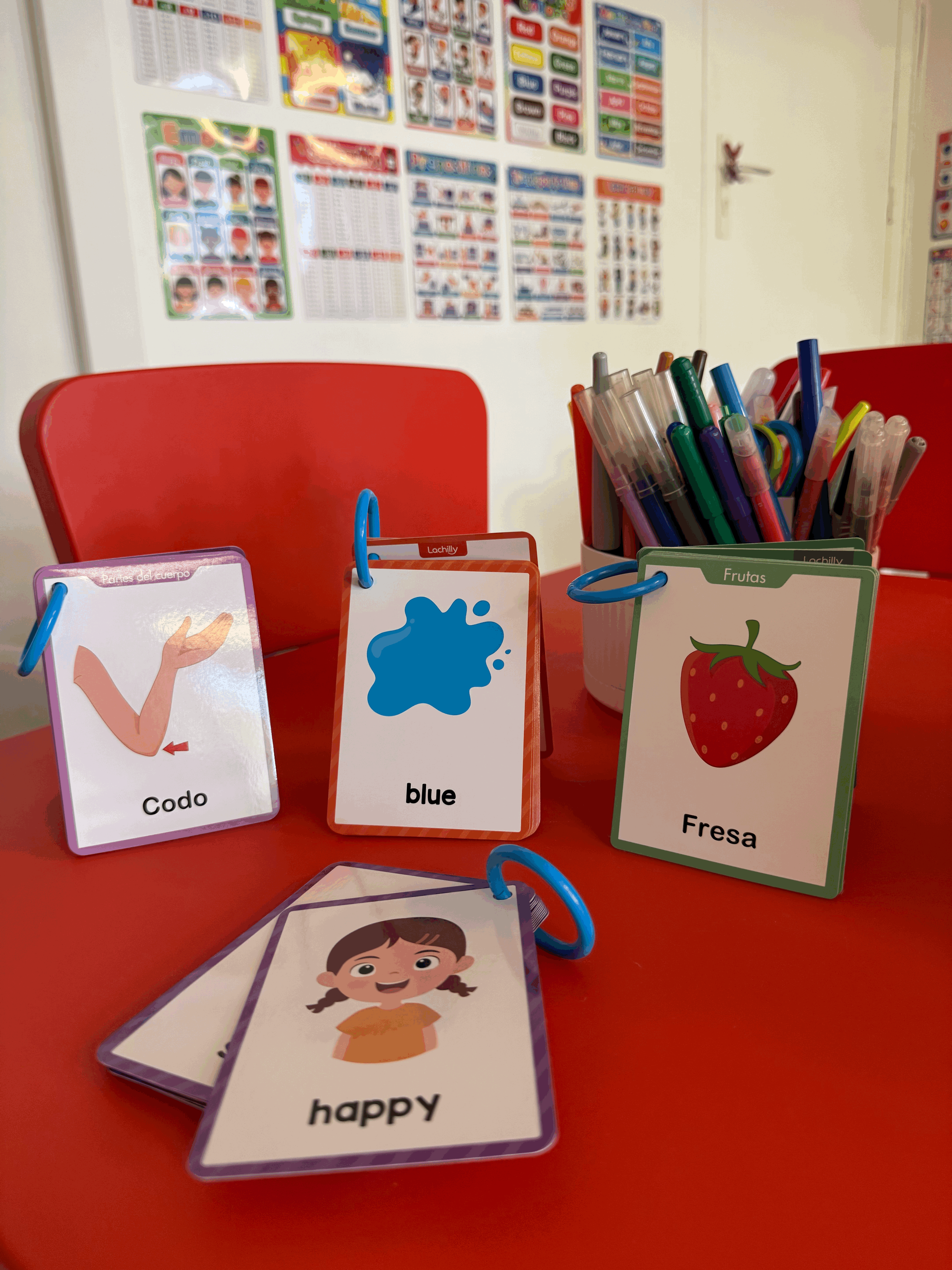 Enfant lisant un livre illustré