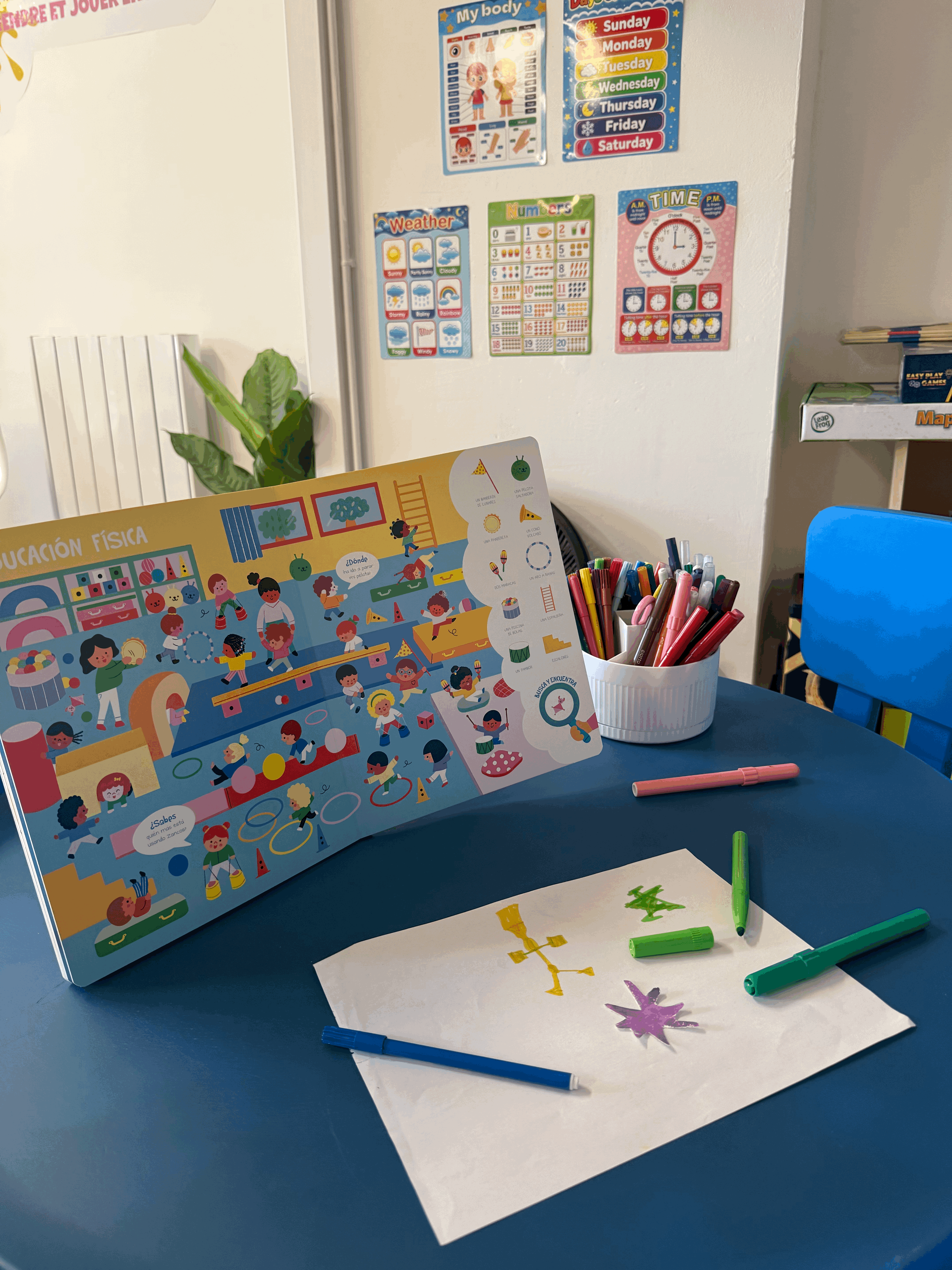 Enfants jouant avec des blocs colorés