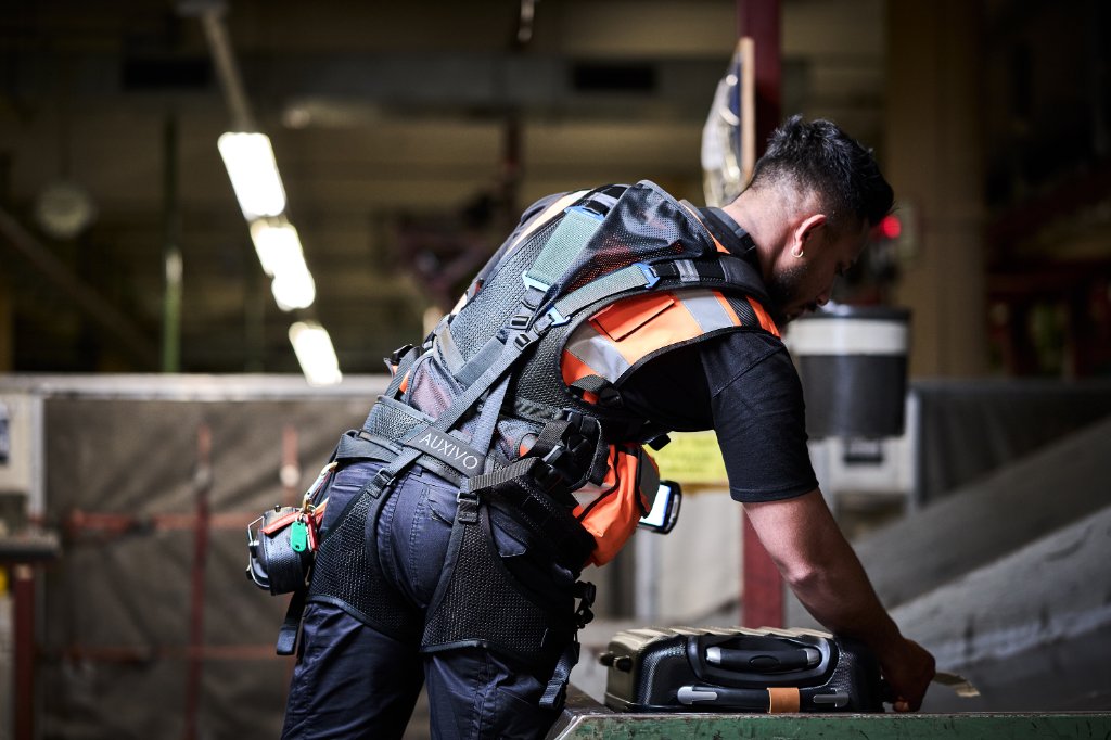 Detailopname van de rug met LiftSuit bij bagageafhandeling
